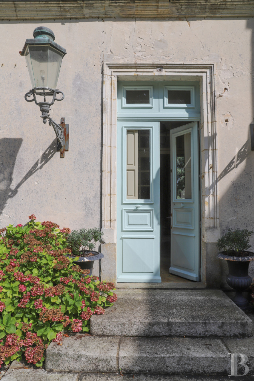 Dans le Perche, au nord-est de Bellême, une maison des 18e et 19e siècle au milieu de grands arbres  - photo  n°39